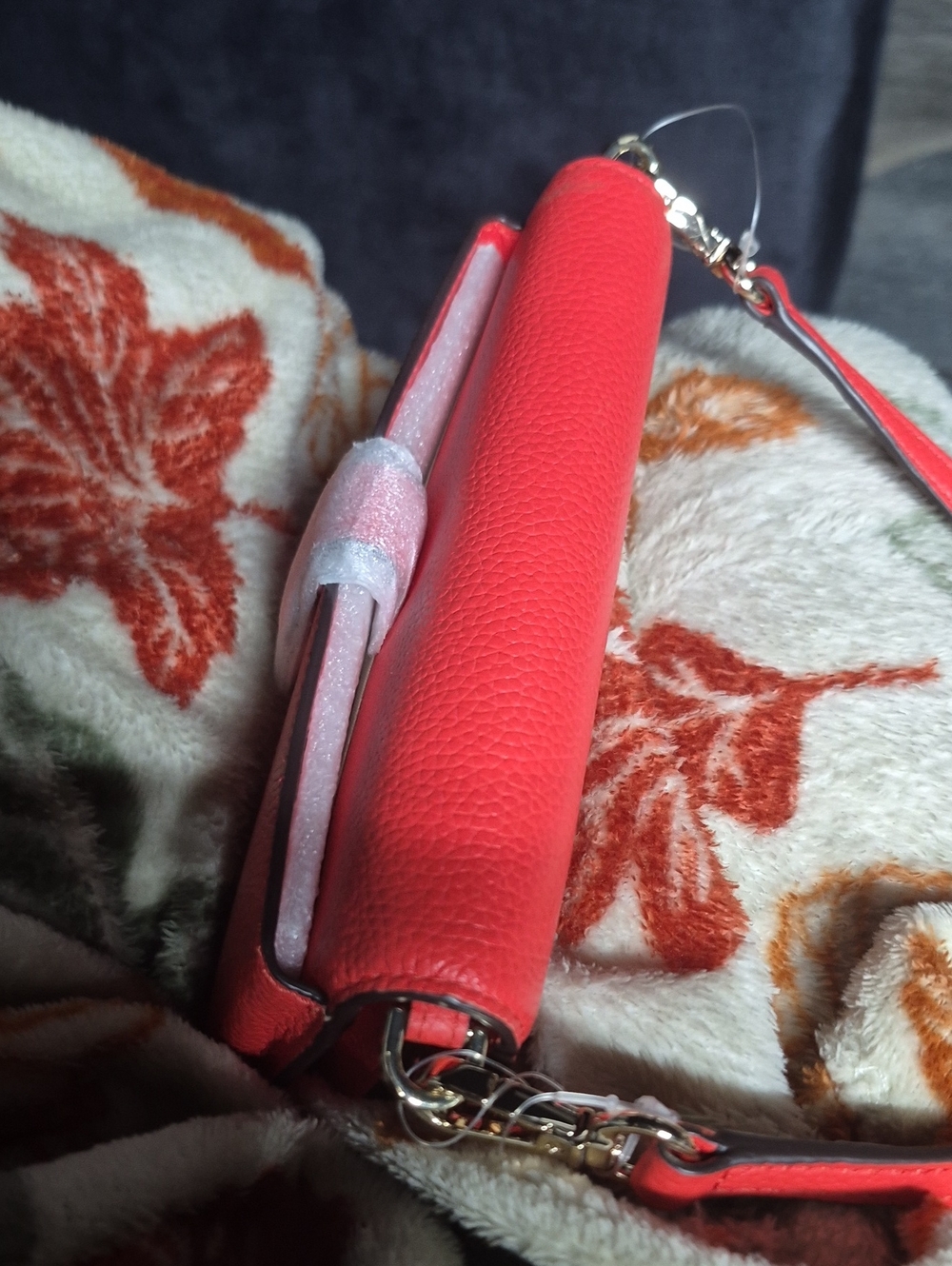 Michael Kors Red Crossbody Bag with Modern Design - Picture 3 of 6